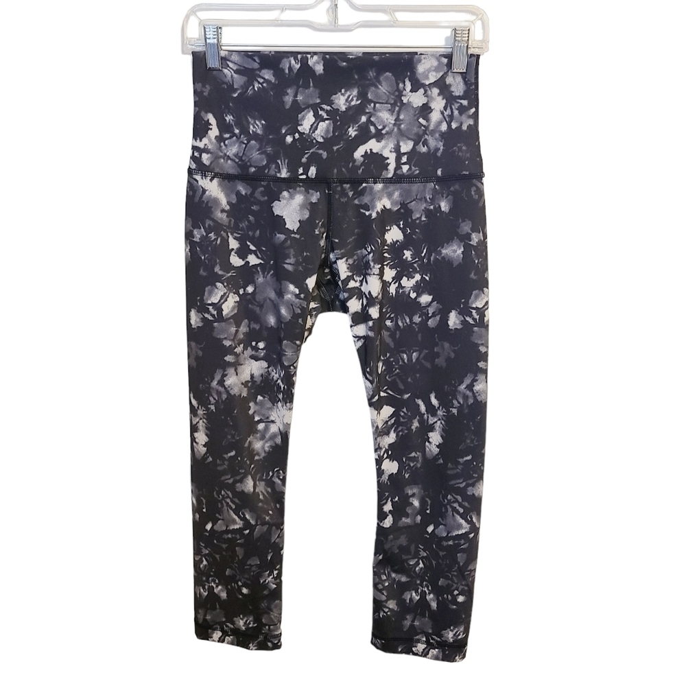 Lululemon | Women's Gray and Black Floral Cropped Align Leggings (Size 8)